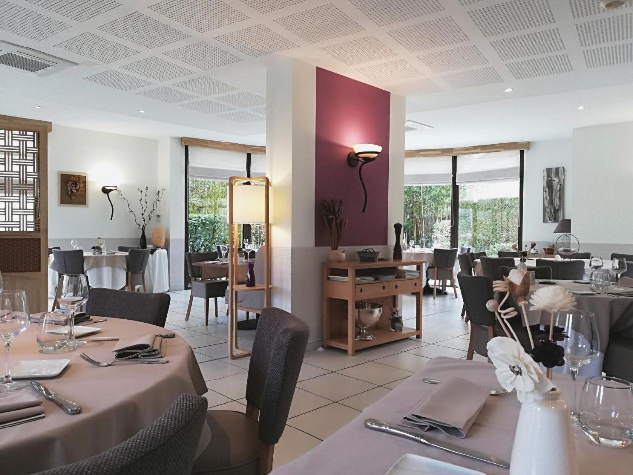 Logis Hotel Restaurant L'Oree Des Bois La Breille-les-Pins Exterior foto